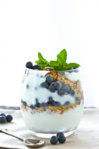 7 easy clean eating healthy breakfasts to get you through the week that are quick to make. A breakfast idea for every day of the week. 