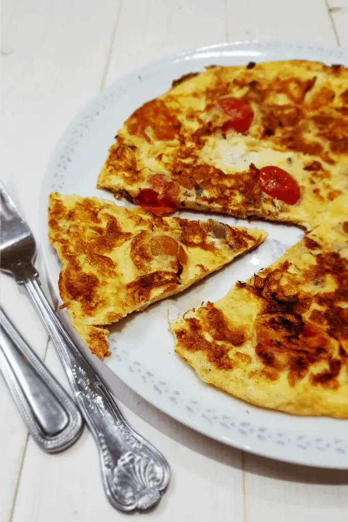 Make this quick and easy omelette recipe with mozzarella, tomatoes and onion. Omelettes make a great quick meal and is perfect if you are trying to lose weight. Perfect for breakfast lunch or dinner.