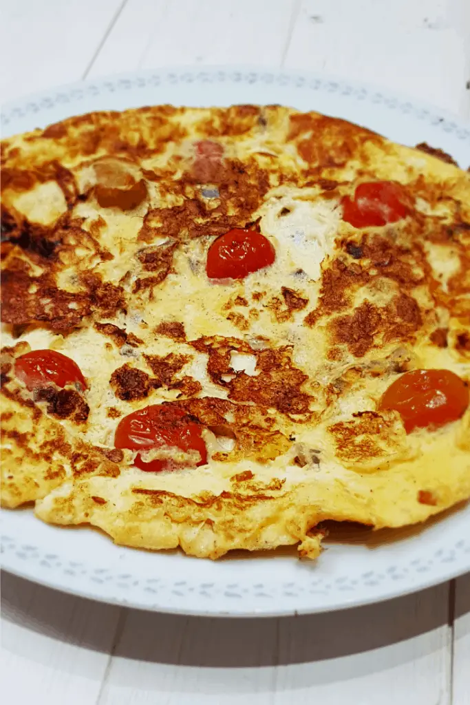 Make this quick and easy omelette recipe with mozzarella, tomatoes and onion. Omelettes make a great quick meal and is perfect if you are trying to lose weight. Perfect for breakfast lunch or dinner.