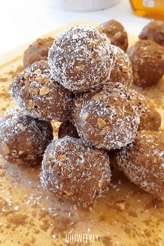 Healthy no bake chocolaty protein bites made with raw cacao and protein powder. the perfect high protein treat. 