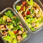 Savor the quick and savory goodness of Greek chicken on flatbread with this easy meal prep. Elevate your lunch with Mediterranean-inspired flavors!